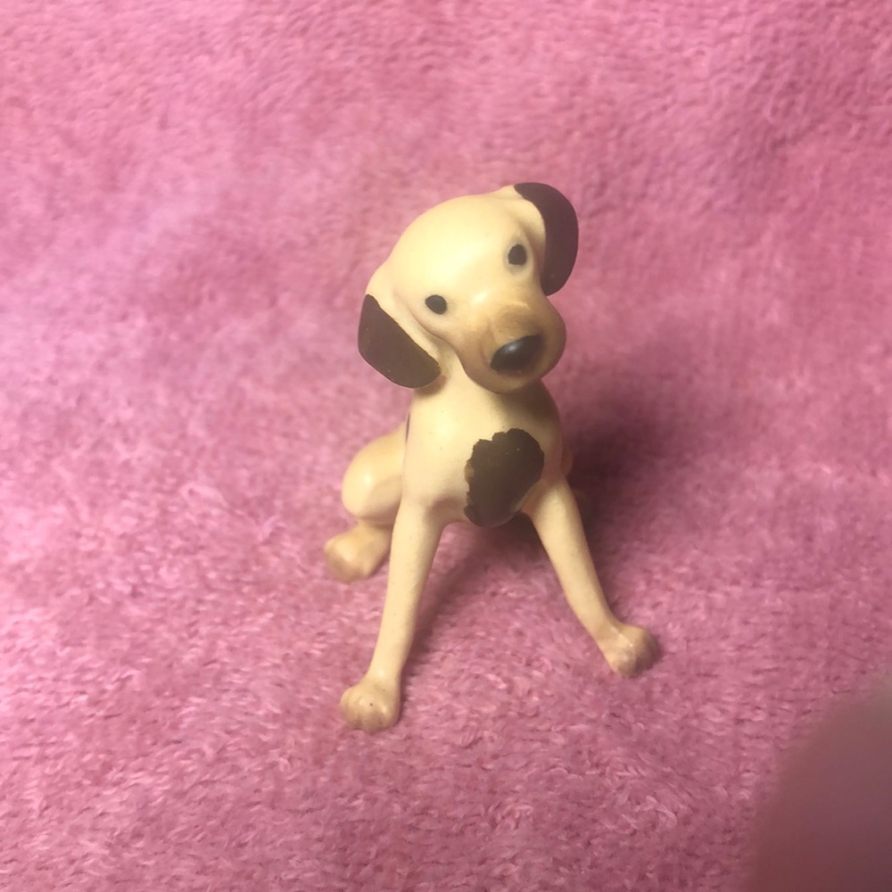 This Vintage Hagen-Renaker porcelain dog Circa 1978